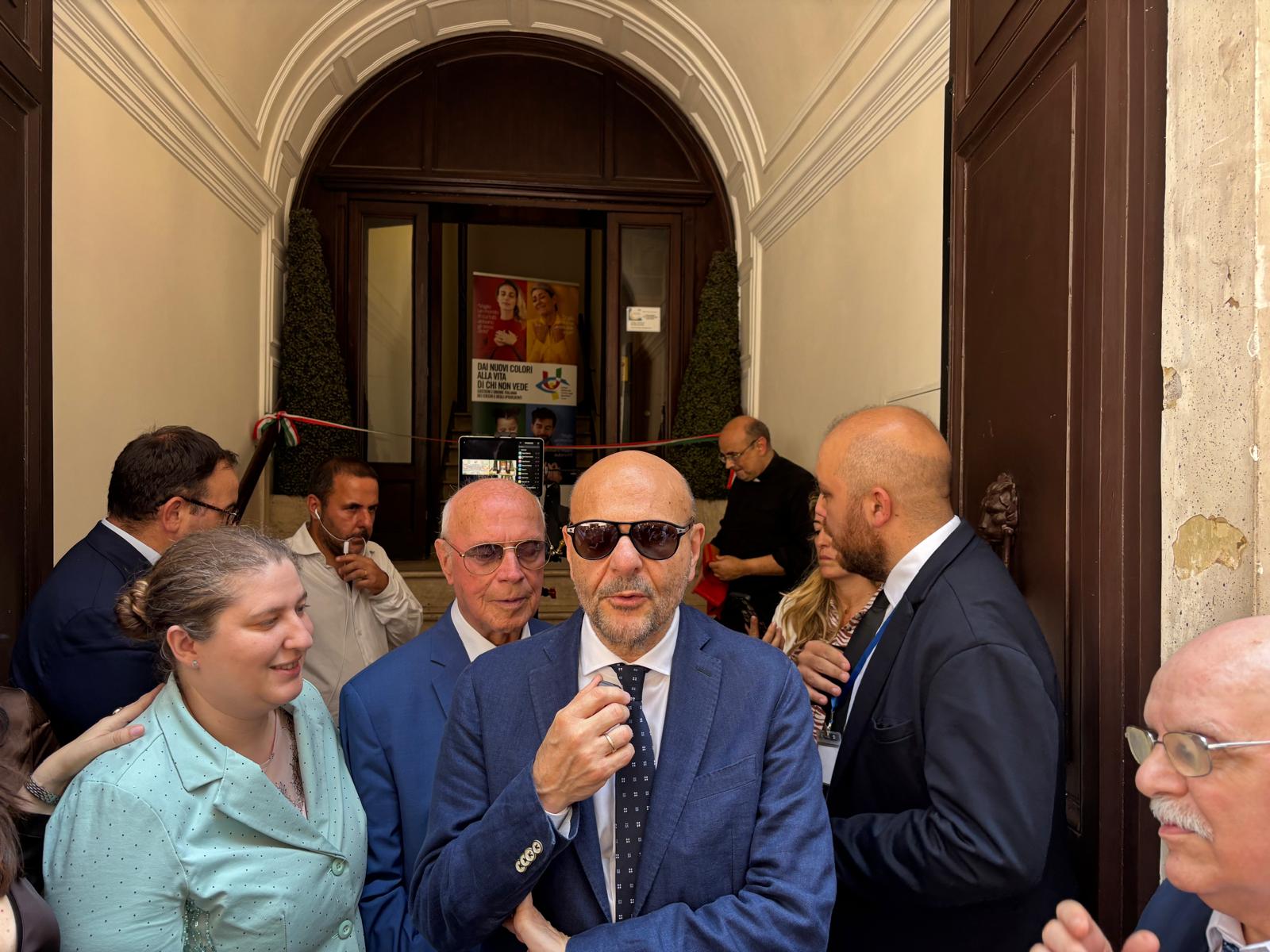 In foto il Presidente Barbuto, il Presidente Piscitelli, la consigliera Francesca Sbianchi e alcuni dipendenti dell'UICI