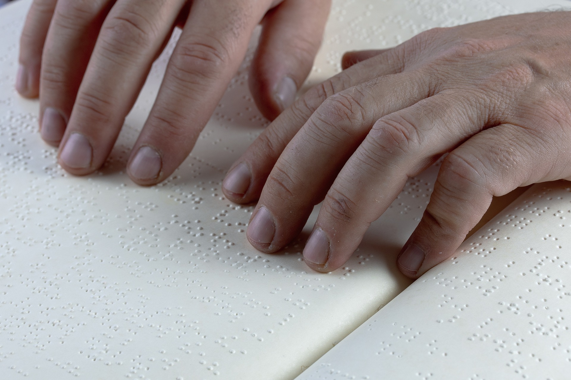 Immagine generica di due mani che leggono in braille