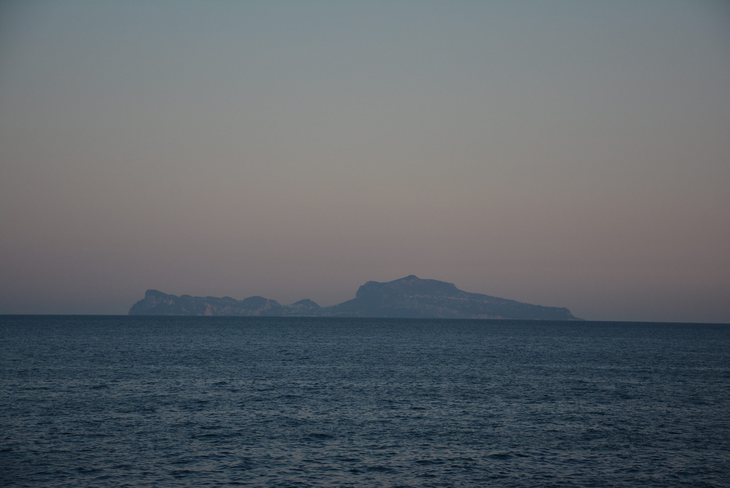 in foto l'isola di Capri vista da Napoli