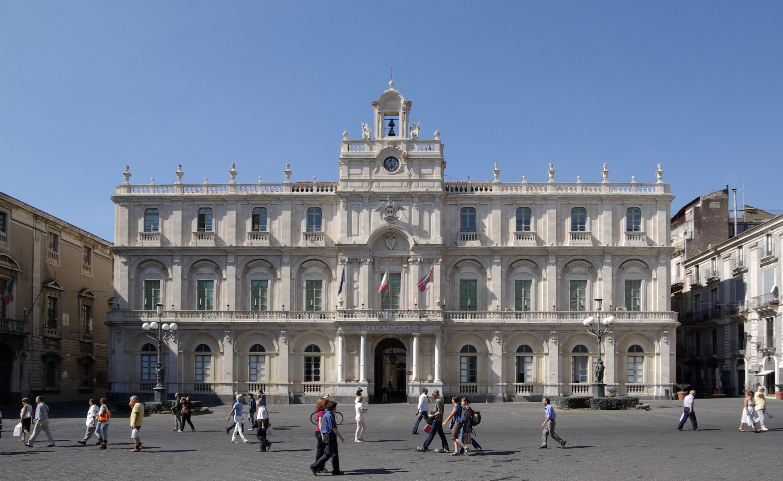 In foto Piazza università a Catania