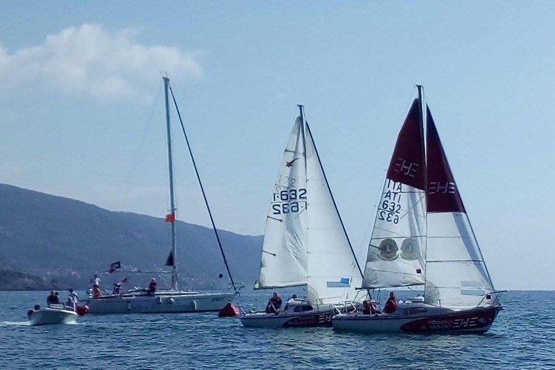nell'immagine 3 barche a vela, una di queste ha la vela calata