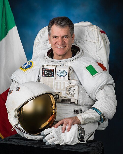 In foto l'astronauta Nepoli con indosso la tuta e in mano il casco