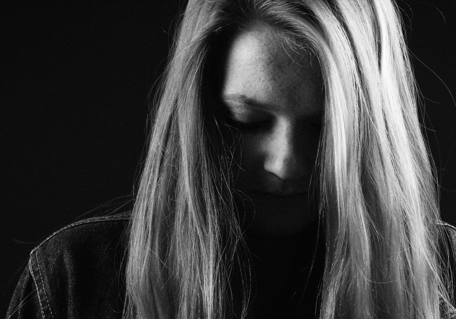 nell'immagine il volto di una donna su uno sfondo scuro