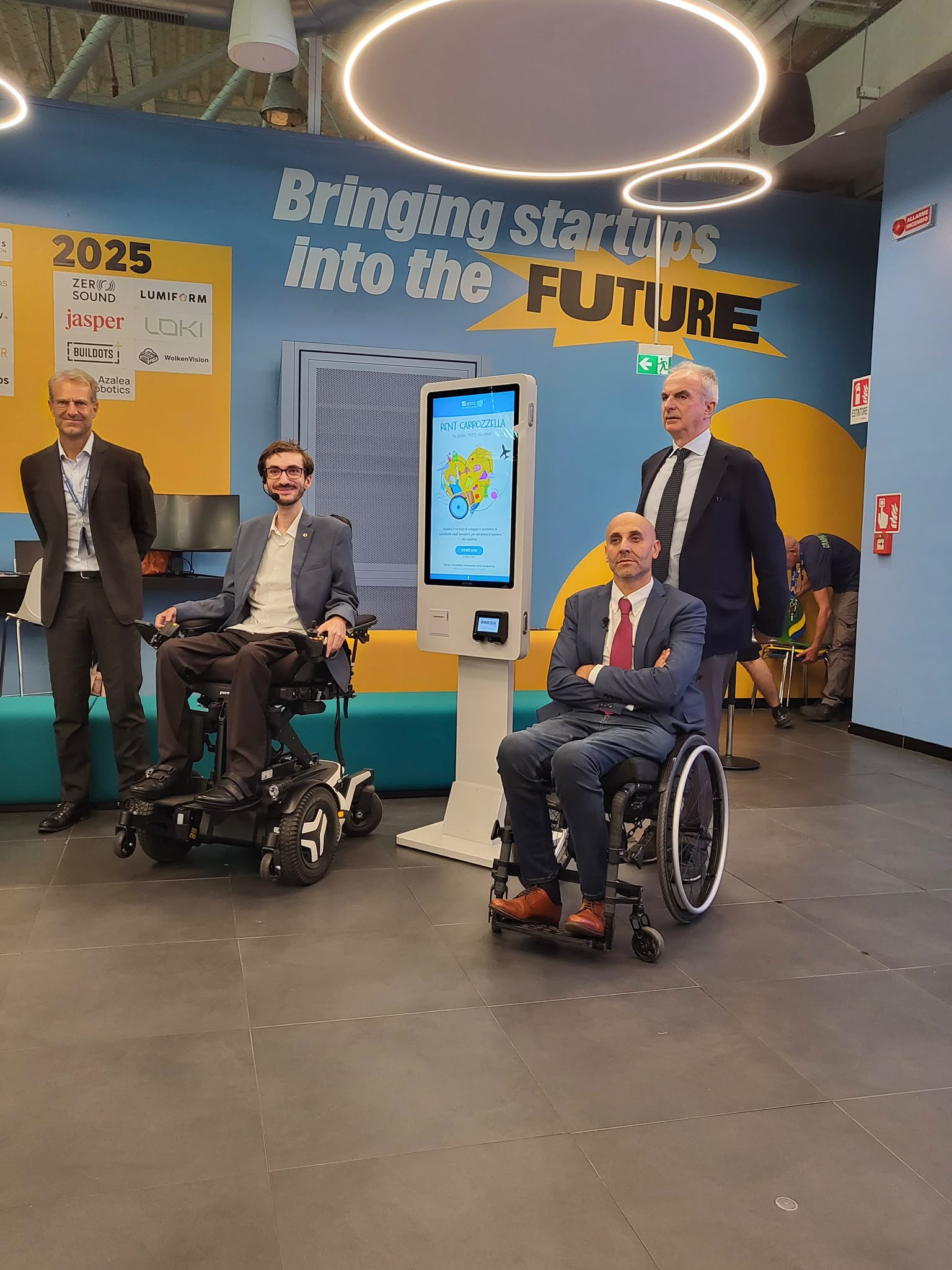 Nello scalo romano saranno installati totem per le donazioni destinate all'acquisto di sedie a ruote di nuova generazione, che potranno essere noleggiate dai viaggiatori con disabilità e a mobilità ridotta per favorire spostamenti più autonomi e accessibili.