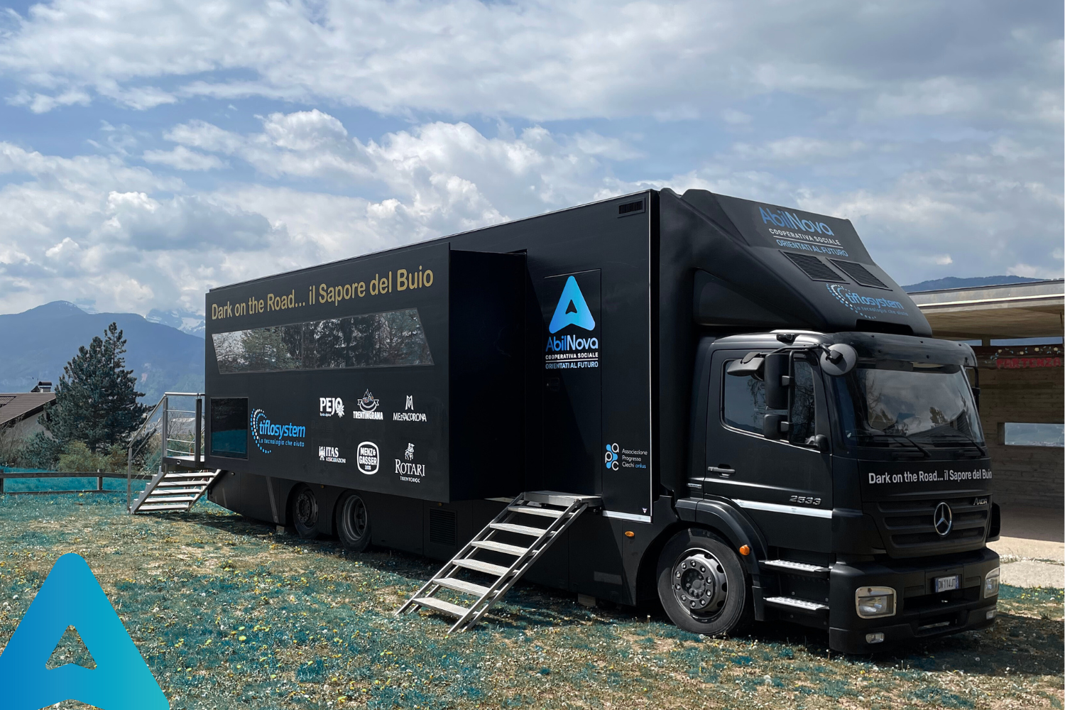 Aquila Basket e AbilNova insieme per una giornata di sensibilizzazione alla disabilità visiva: il truck immersivo “Dark on the Road” farà tappa a Trento il 1° agosto in occasione dell’Europeo Under 18 maschile.