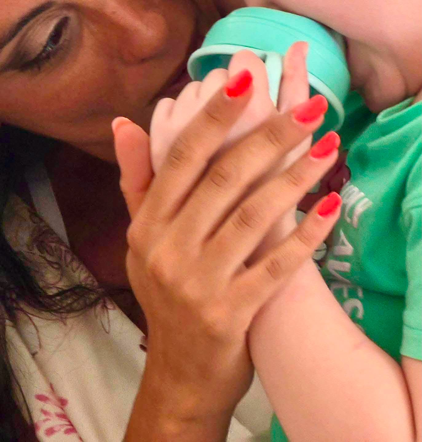 L'immagine di una bambina che viene allattata con un biberon