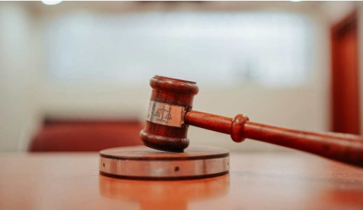 Immagine generica di un martello da Giudice in tribunale