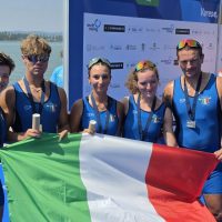 in foto il gruppo con la Bandiera italiana