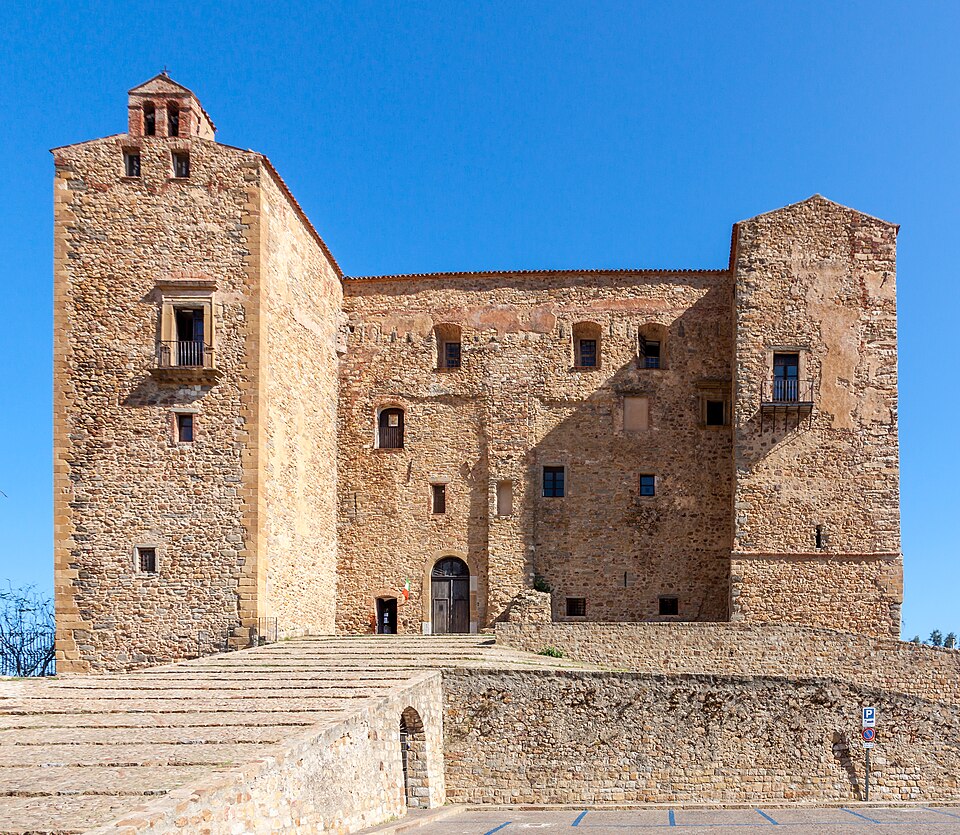 Nel cuore delle Madonie, il Museo Civico di Castelbuono trasforma l’accessibilità in un principio guida della propria progettazione. Grazie agli interventi del PNRR e a nuovi strumenti tecnologici e multisensoriali, il Castello dei Ventimiglia rende più inclusiva la visita attraverso ascensori, percorsi tattili, contenuti sonori, installazioni multimediali e un’app dedicata. Un progetto che dimostra come tutela del patrimonio storico, innovazione e accessibilità possano convivere.