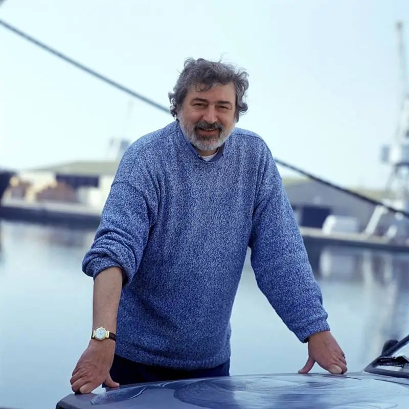 Dalle canzoni ai libri, Francesco Guccini ha trasformato memoria, storia e riflessione in una forma di narrazione capace di attraversare le generazioni. Opere come Canzoni e Non so che viso avesse raccontano il suo rapporto con la musica e con la canzone d’autore italiana.