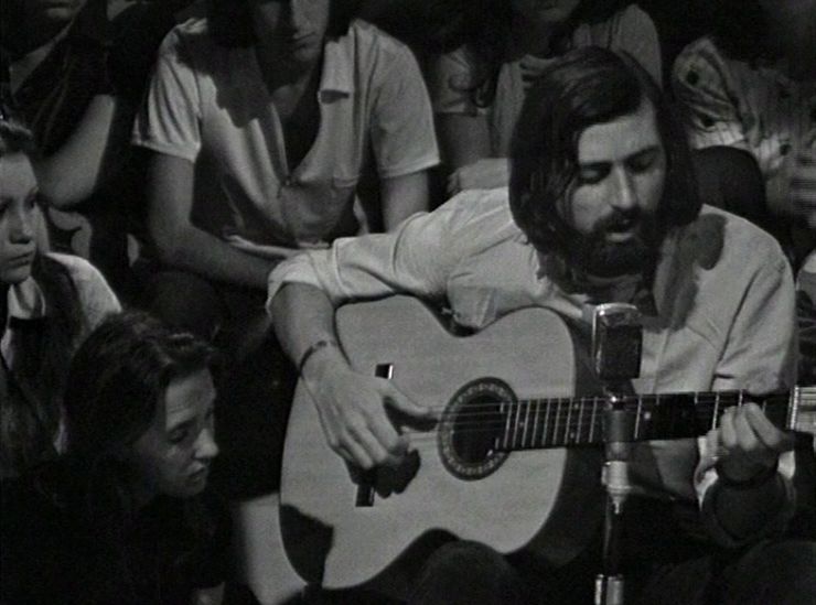 in foto Francesco Guccini con la sua chitarra negli anni 70