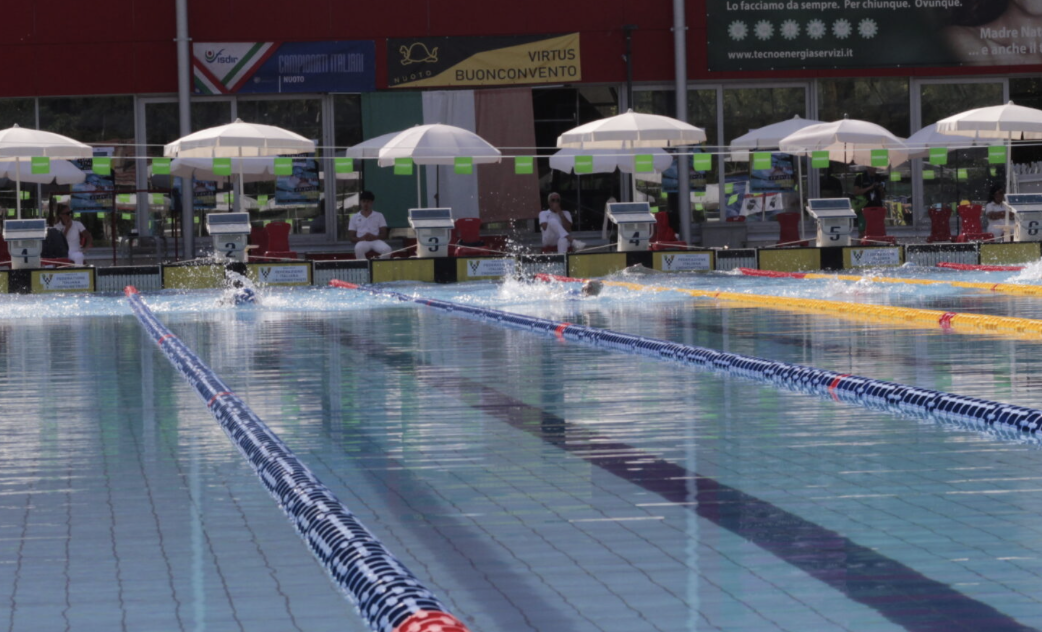 in foto una piscina da gara
