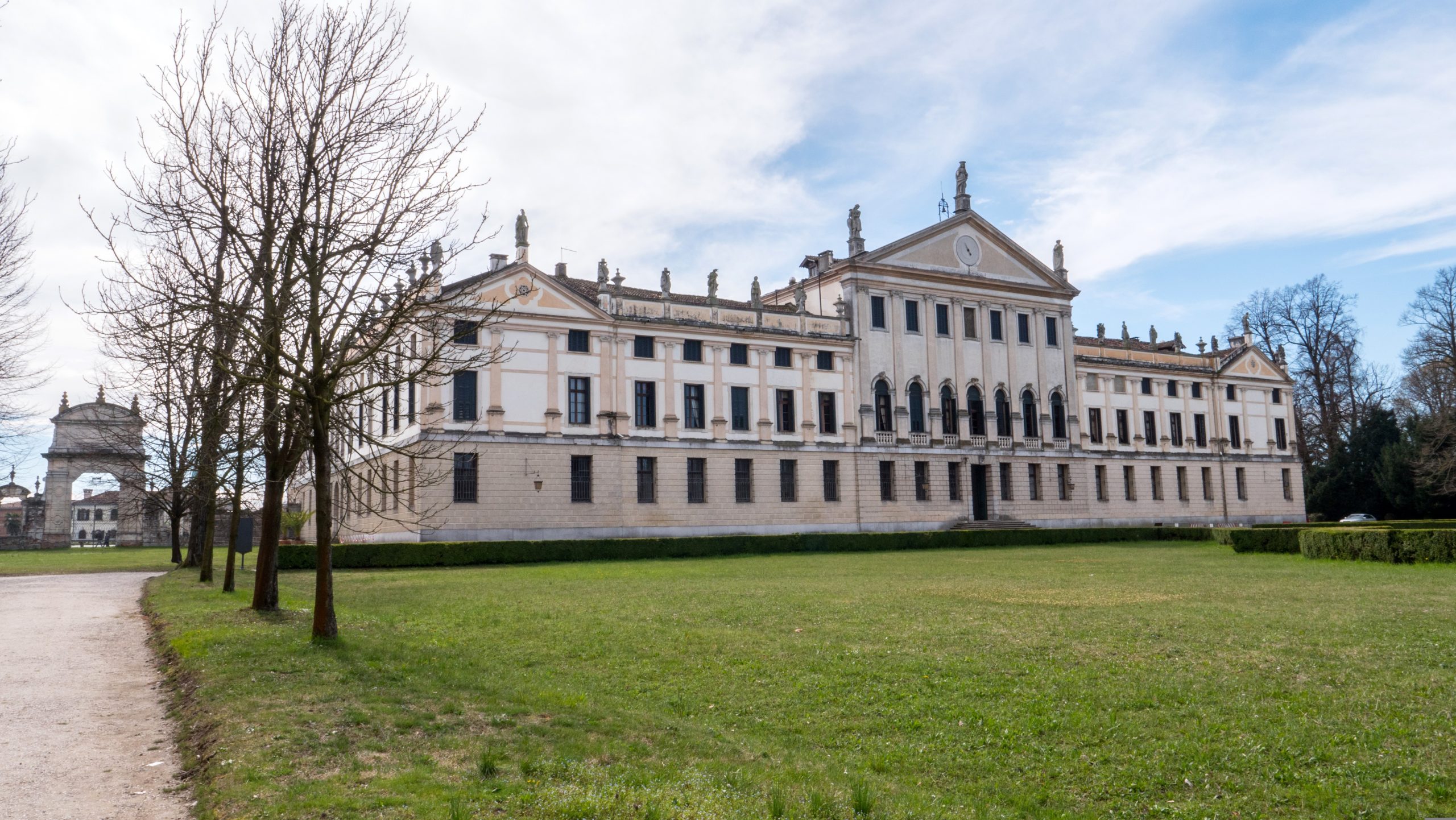 Un viaggio nella storia e nel paesaggio lungo il Naviglio del Brenta, tra ville monumentali, antiche vie d’acqua e testimonianze della “Civiltà di Villa” veneziana. Da Villa Foscari alla maestosa Villa Pisani, un itinerario alla scoperta di un patrimonio nato tra il Rinascimento e il Settecento e oggi tutelato e valorizzato. Il percorso è proposto nel numero 9 di Sonorama, disponibile anche in CD MP3.