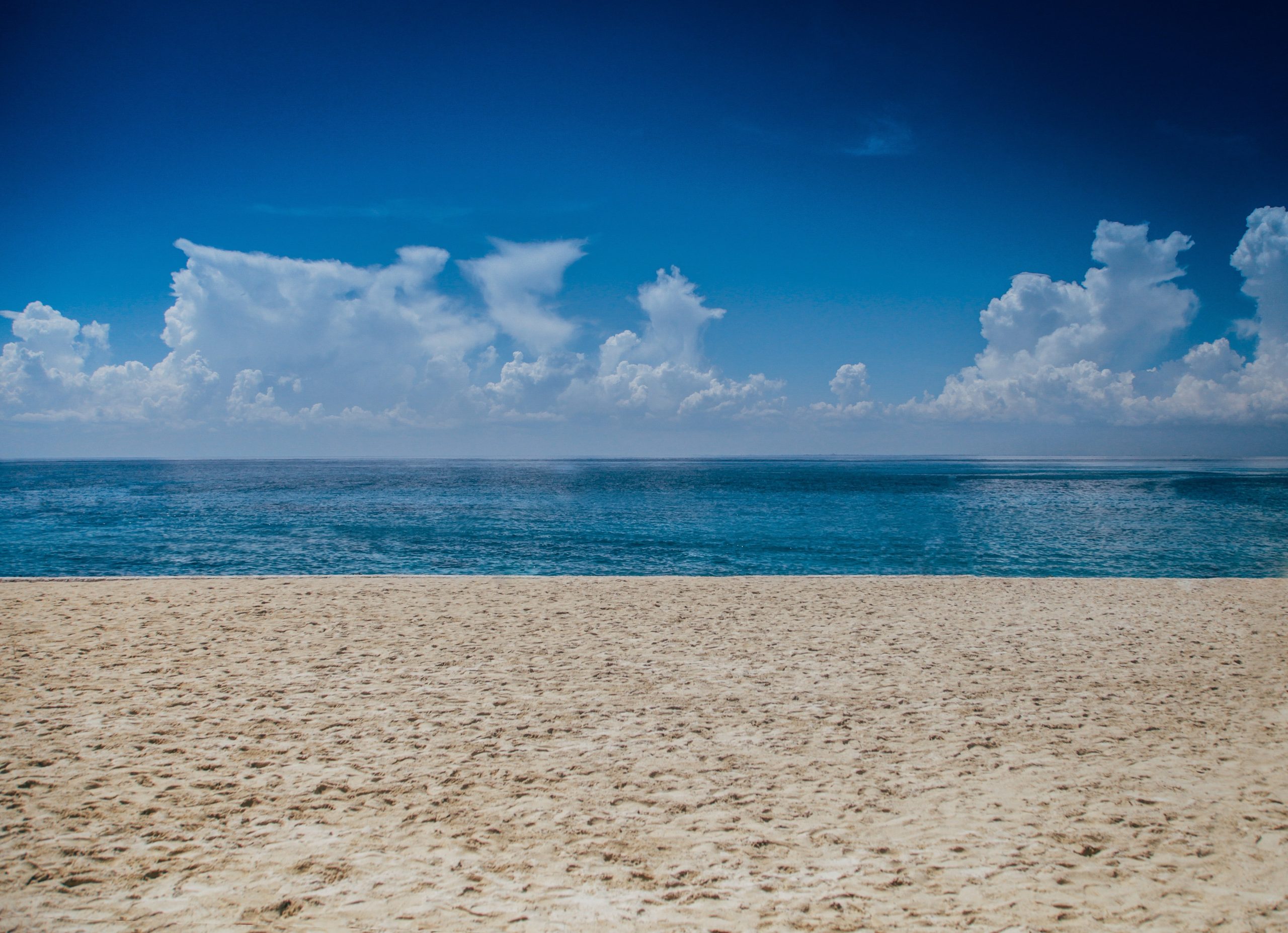 In foto una spiaggia con un bel mare azzurro