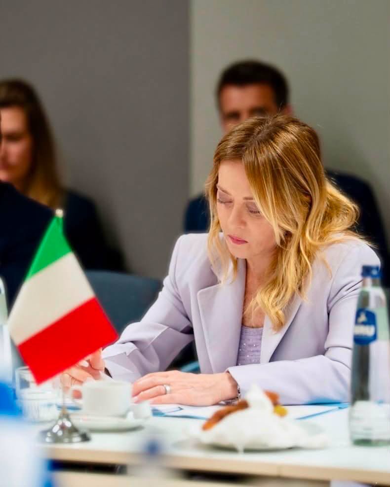 Il Consiglio dei ministri ha prorogato le misure contro il caro carburanti, stanziato nuovi interventi per i Campi Flegrei e autorizzato oltre 46 mila assunzioni nella scuola, tra cui più di 10 mila insegnanti di sostegno per rafforzare inclusione e continuità didattica.