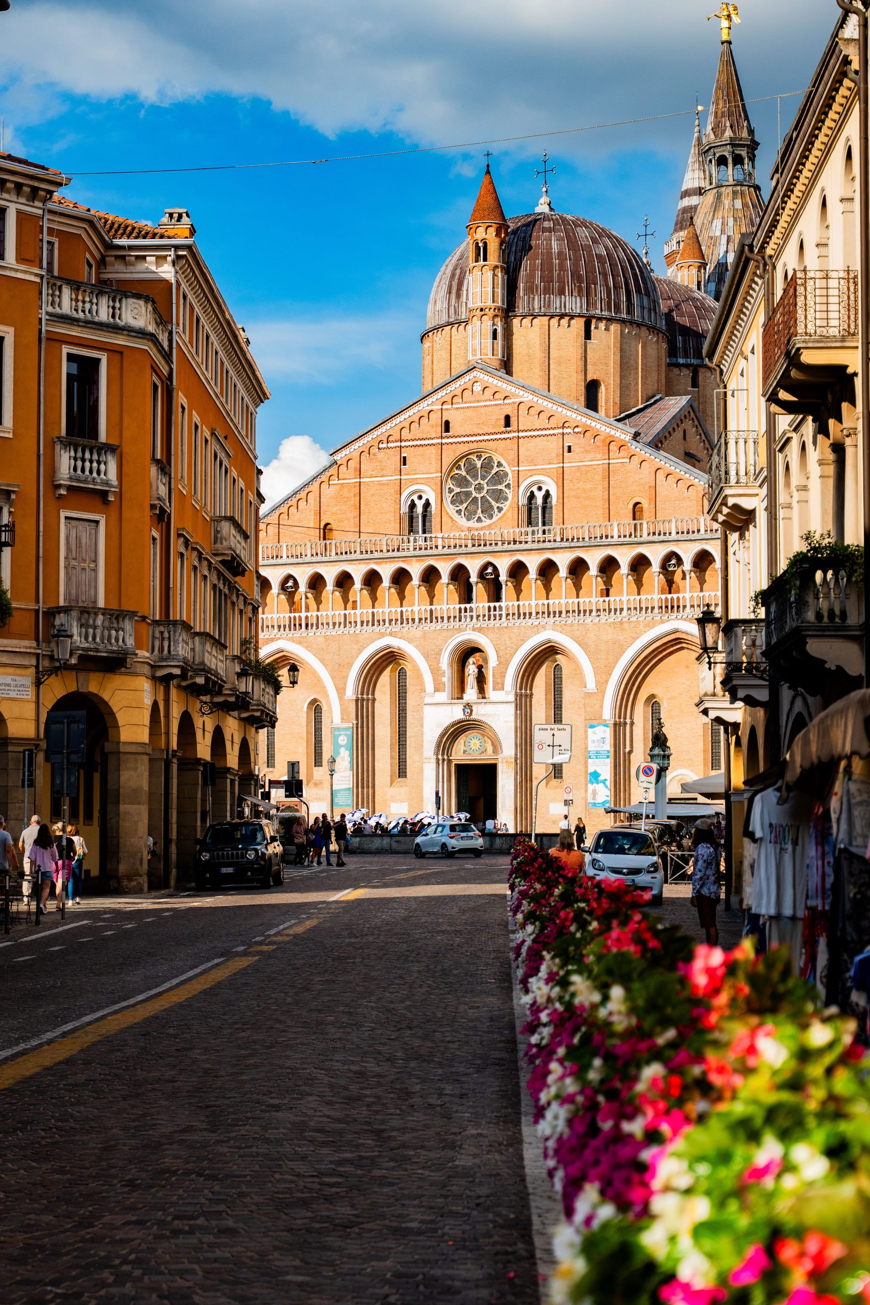 Dalla Basilica di Sant’Antonio alla Cappella degli Scrovegni, dai mercati storici di Piazza delle Erbe e Piazza della Frutta al fascino di Prato della Valle e del Caffè Pedrocchi: un viaggio alla scoperta di Padova attraverso i suoi monumenti, i grandi protagonisti della sua storia, le leggende e le tradizioni enogastronomiche. Un itinerario tra arte, scienza e cultura che comprende anche i due siti UNESCO della città.