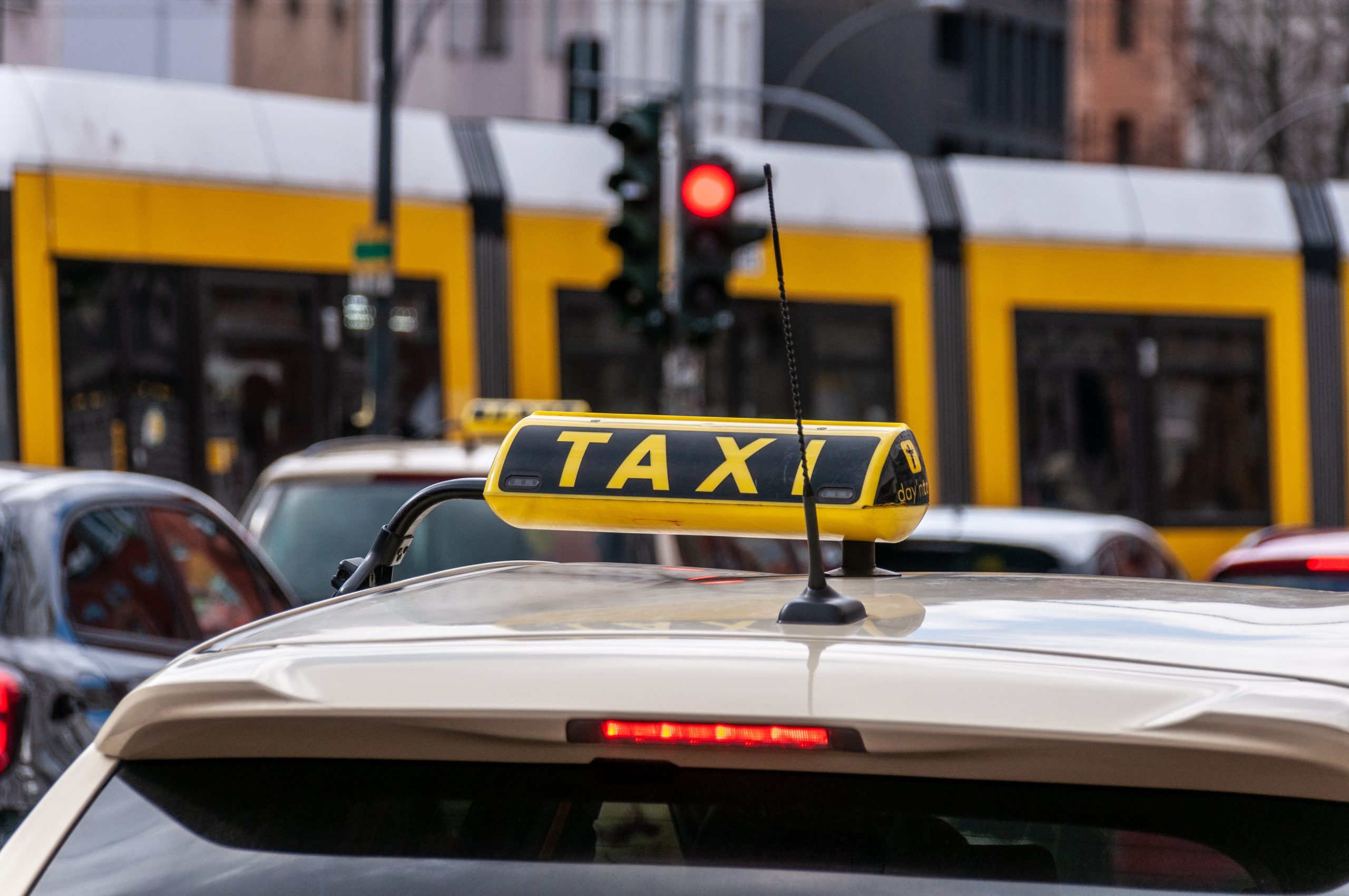 Con le 48 licenze dedicate al trasporto delle persone con disabilità salgono a 1.015 le nuove autorizzazioni rilasciate sulle 1.041 previste. Da settembre partirà la fase dei ristori ai tassisti già in servizio e il Comune investirà oltre 2 milioni di euro nell'ammodernamento del sistema Taxi.