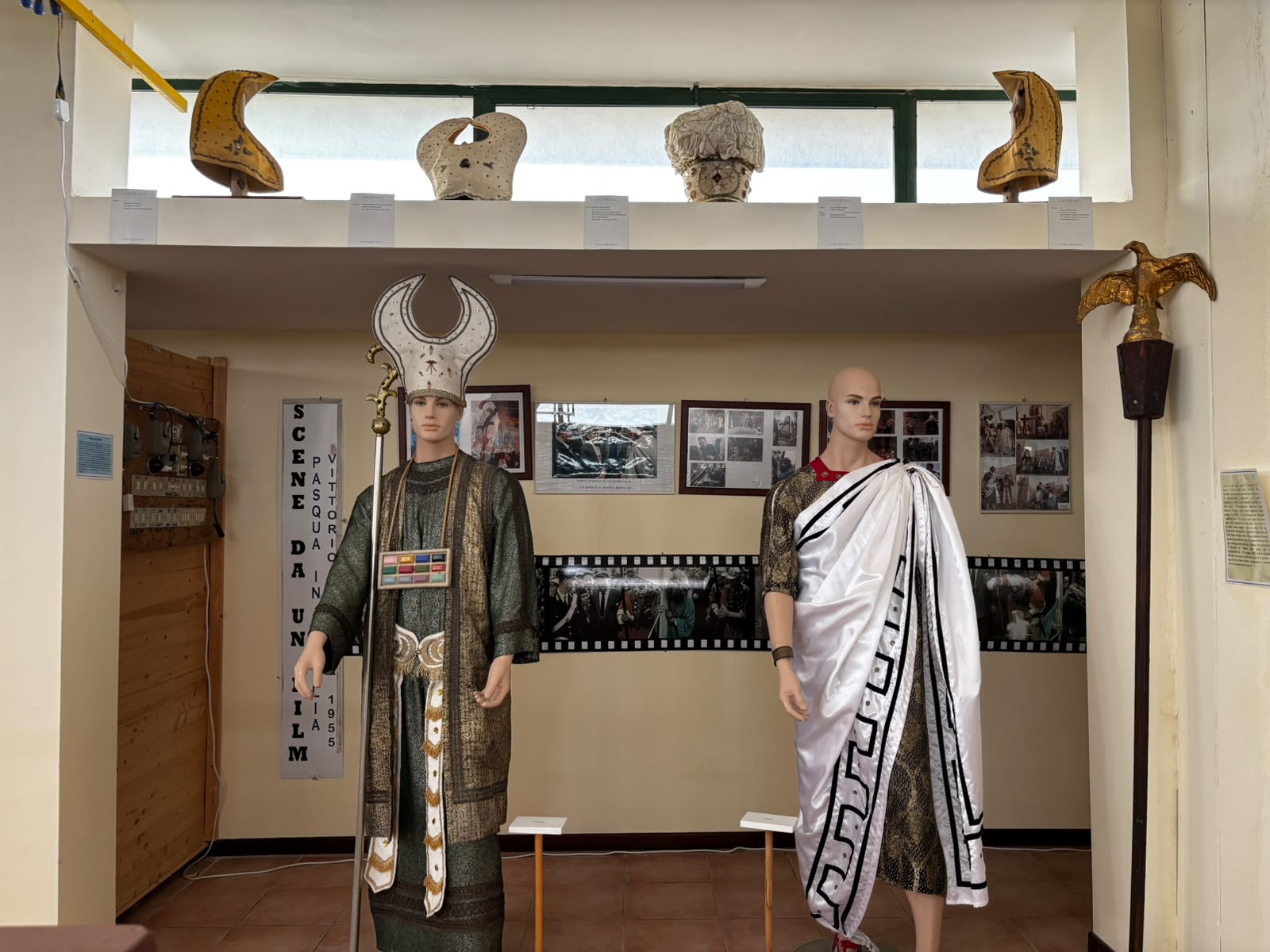 Un viaggio alla scoperta del Museo Civico di Delia, luogo simbolo per la salvaguardia della memoria storica e dell'identità locale. Attraverso le sue collezioni, che spaziano dai reperti archeologici alle testimonianze della civiltà contadina e delle tradizioni popolari, il museo rappresenta un punto di riferimento fondamentale per la comunità e per i visitatori desiderosi di riscoprire le radici culturali del territorio deliano.