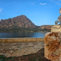 Inaugurato a metà luglio, il MAC (Museo di Arte Contemporanea) di Custonaci è un innovativo museo a cielo aperto che sorge affacciato sul mare di Cornino. Senza pareti e in continua evoluzione, lo spazio ospita oltre dieci sculture monumentali in marmo locale create da artisti nazionali e internazionali.