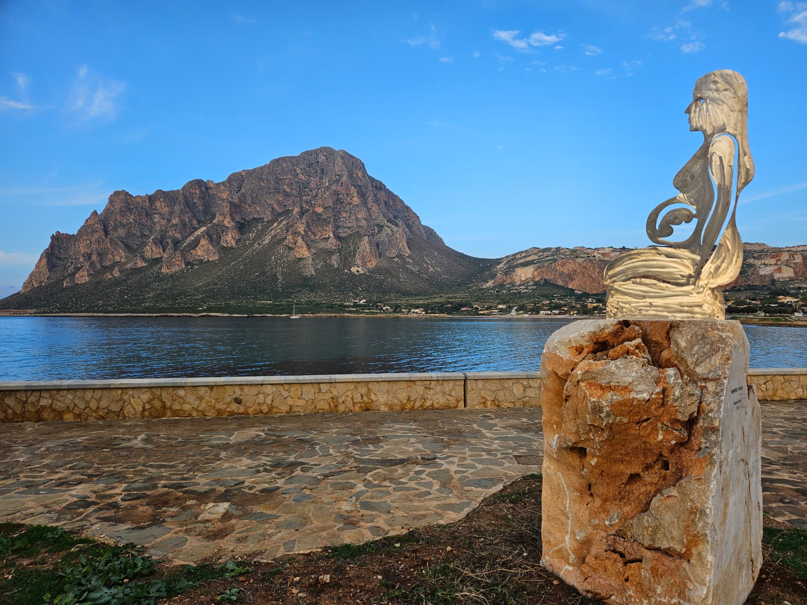 Inaugurato a metà luglio, il MAC (Museo di Arte Contemporanea) di Custonaci è un innovativo museo a cielo aperto che sorge affacciato sul mare di Cornino. Senza pareti e in continua evoluzione, lo spazio ospita oltre dieci sculture monumentali in marmo locale create da artisti nazionali e internazionali.