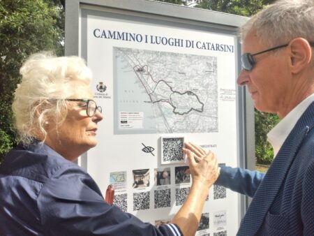 Venerdì 2 ottobre verrà presentata a Palazzo Sacrati Strozzi a Firenze la XXV edizione del Premio Alfredo Catarsini, promosso dalla Fondazione Alfredo Catarsini 1899 ETS e rivolto agli studenti degli istituti d'arte della Toscana. L'iniziativa rientra nel programma "L'Arte accessibile per tutti" e invita i giovani a reinterpretare famose opere del patrimonio museale pubblico in chiavi e superfici tattili fruibili anche dai non vedenti. Il progetto unisce formazione, inclusione e impegno sociale grazie alla collaborazione con la Regione Toscana, l'Ufficio Scolastico Regionale e il Lions Club Firenze Michelangelo.