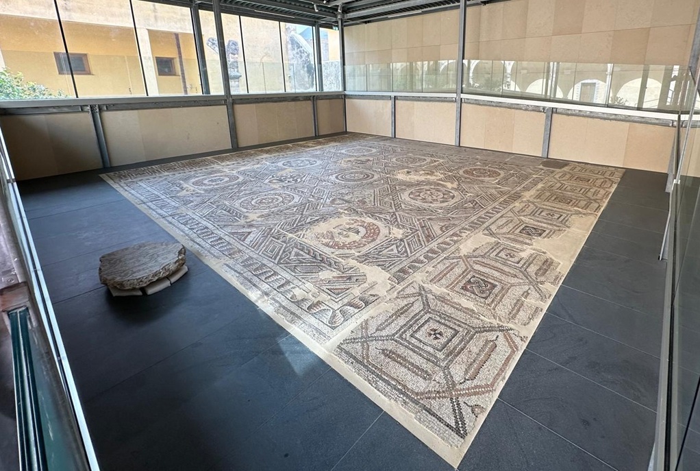 Per la prima volta il pubblico potrà ammirare il monumentale mosaico De Spuches-Galati, custodito nell’ex convento di San Rocco a Carini. La visita guidata gratuita si terrà venerdì 11 settembre 2026, alle ore 21.30, in corso Giuseppe Garibaldi 176.
