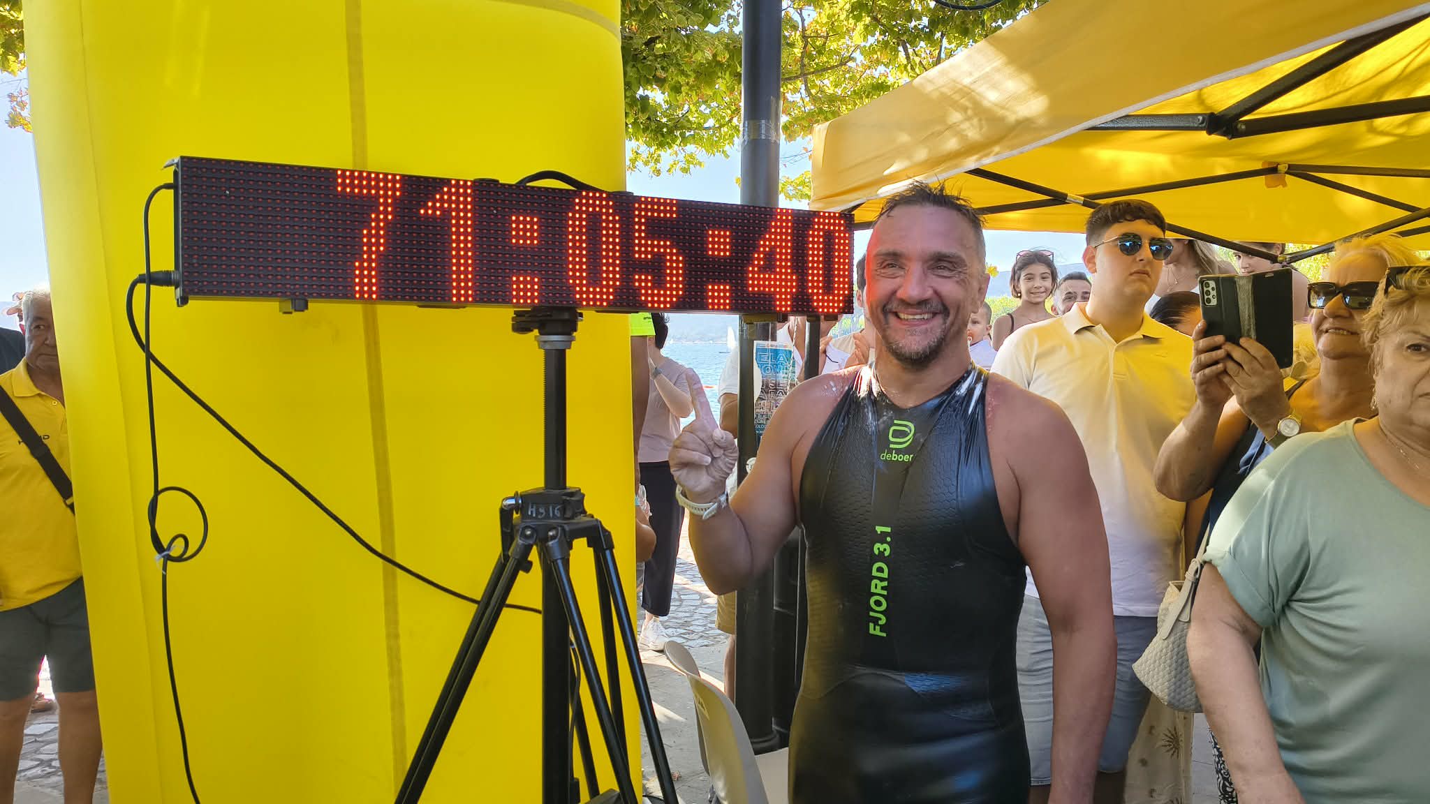 Il medico e sportivo Marco Fratini ha nuotato 170 km senza mai fermarsi in poco meno di 72 ore