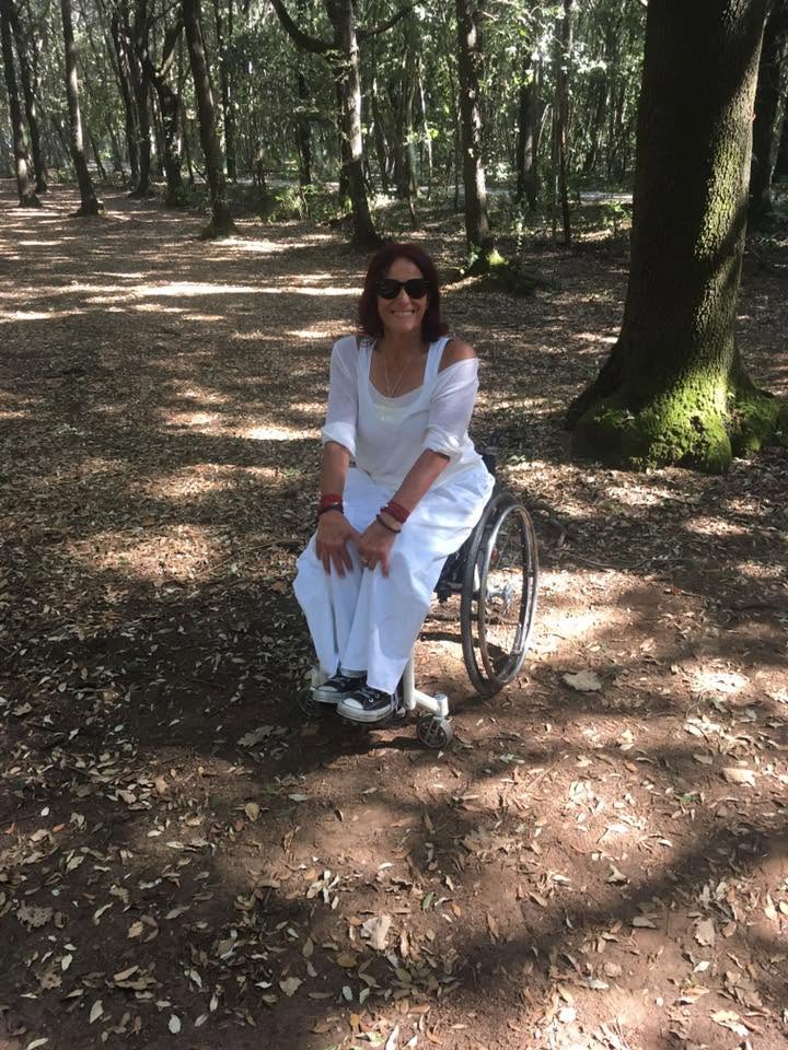 L'ex atleta paralimpica Patrizia Saccà è stata lasciata a terra all'aeroporto di Torino Caselle dopo che l'operatrice del check-in le ha contestato la documentazione della batteria al litio della sua sedia a rotelle, facendole perdere il volo Ryanair per Crotone. Nonostante avesse i documenti in regola con i limiti Iata, la donna è potuta ripartire solo in serata verso Lamezia Terme. La società di gestione Sagat si è detta rammaricata e ha avviato verifiche sull'accaduto.