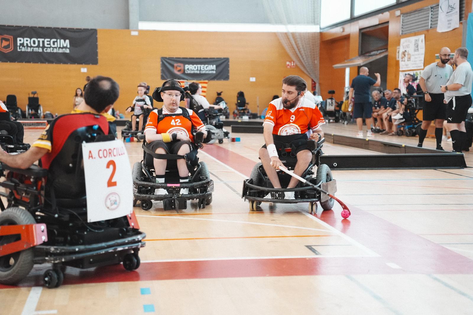 Gli Skorpions Varese conquistano la medaglia di bronzo al 4° Torneo Internazionale di Powerchair Hockey a Granollers. Fabio Mantiero esprime soddisfazione per la prestazione della squadra, sottolineando l'importanza del risultato ottenuto in terra catalana in vista del prossimo campionato.