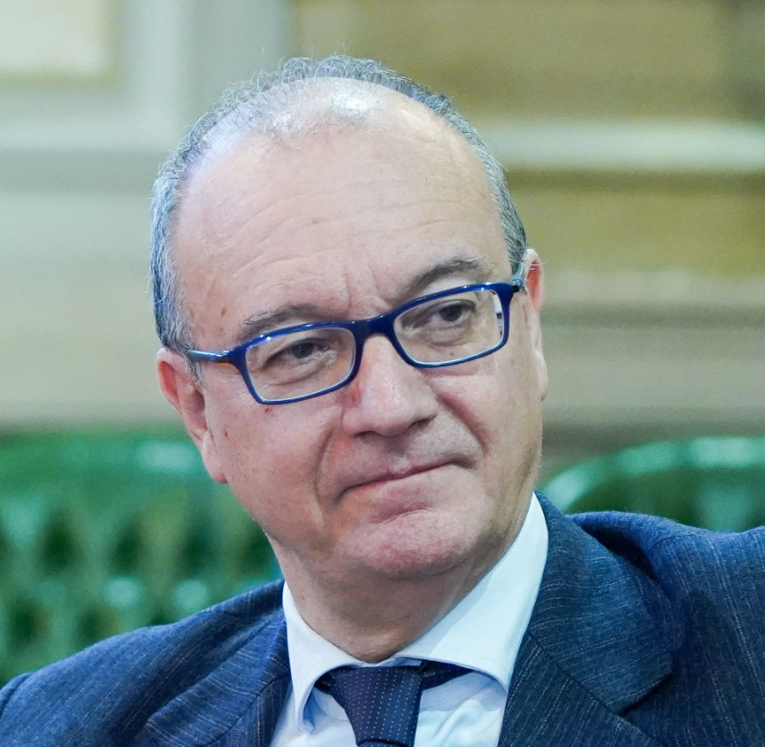 Sta per iniziare l'anno scolastico 2026/2027. Il ministro dell'Istruzione e del merito, Valditara spiega che “il nuovo anno parte con tutti i docenti in cattedra”