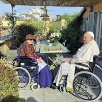 L'11 settembre 2026 si è spenta a Roma, all'età di 78 anni, la storica leader radicale e di +Europa Emma Bonino. Figura centrale della politica italiana ed europea per cinquant'anni, ha condotto battaglie storiche per i diritti civili, l'autodeterminazione delle donne, lo Stato di diritto e la costruzione degli Stati Uniti d'Europa. Tra i momenti più toccanti dei suoi ultimi anni, la visita a sorpresa ricevuta a novembre 2024 da Papa Francesco.