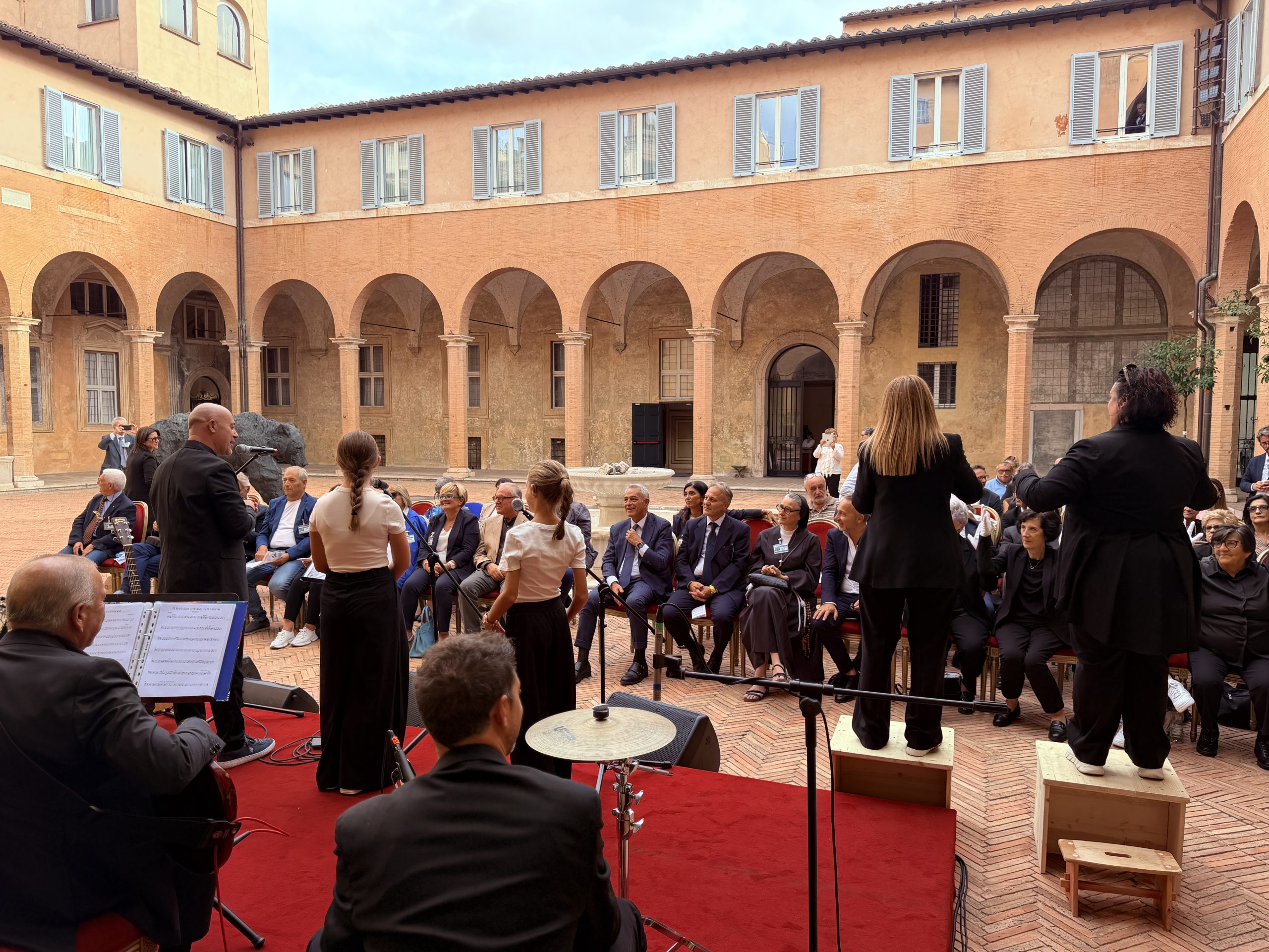 Il concerto-evento si è svolto nel Chiostro di Vicolo Valdina con il cantautore Fiorindo Tittaferrante e la Fidati Music