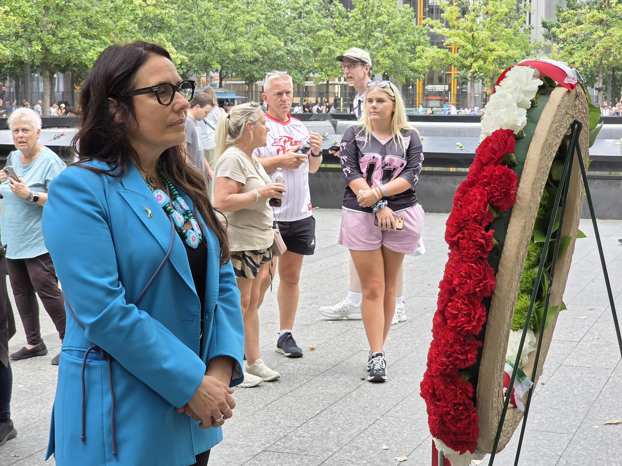 In occasione del venticinquesimo anniversario degli attentati del 2001, il Ministro per le Disabilità Alessandra Locatelli, presente a New York per un convegno sull'autismo, ha visitato il Memoriale dell'11 settembre rendendo omaggio alle vittime e sottolineando la straordinaria forza di ripartenza dimostrata dal popolo americano. Nel pomeriggio il Ministro prenderà parte alla cerimonia di commemorazione al Consolato Generale d'Italia a New York.