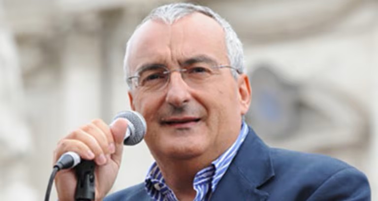Un primo piano di Massimo Cozza, mentre parla in pubblico.