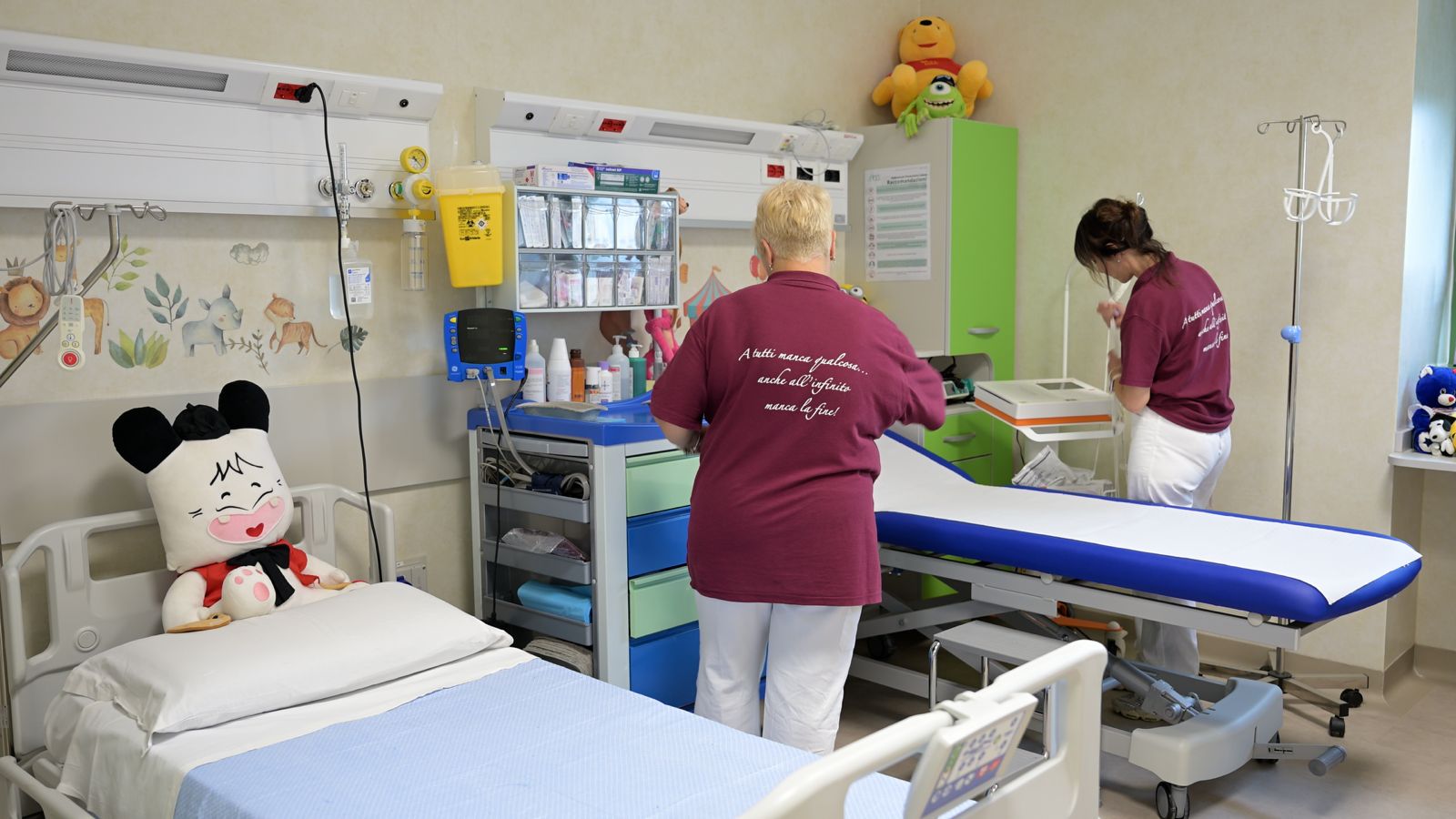 È stato inaugurato dal presidente della Regione Lazio Francesco Rocca il nuovo Ospedale di Comunità presso la Torre 8 del Policlinico Tor Vergata di Roma. Finanziata con oltre 6 milioni di euro del PNRR, la struttura mette a disposizione 40 posti letto per cure intermedie e riabilitazione dedicate a pazienti stabilizzati prima del rientro a casa. Nello stesso spazio operativo sono integrati gli Ambulatori Infermieristici specialistici e il Servizio Tobia-Dama per persone con disabilità.