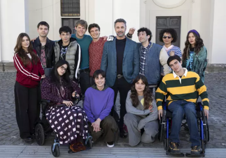 L'immagine ritrae una foto di gruppo del cast della fiction Tutto l’amore che resta, scattata all'aperto davanti al piazzale di un edificio storico. Al centro della scena Raoul Bova, in, circondato dai giovani attori del cast.Il gruppo è composto sia da ragazzi in piedi sia da ragazzi seduti in primo piano, tra cui due giovani su sedia a rotelle.