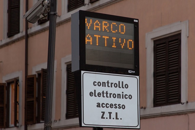 Roma Capitale ha introdotto una nuova disciplina sul Contrassegno Unico Disabili Europeo (CUDE) che limita l'accesso alle ZTL e alle corsie preferenziali alla sola targa "principale", riducendo la flessibilità per chi deve cambiare veicolo. Questa misura trasforma il diritto alla mobilità in un carico burocratico penalizzante, privando le persone con disabilità di un'effettiva autonomia. Le associazioni come l'UICI chiedono al Comune di rivedere la regola e ripristinare il pieno accesso per tutte le targhe regolarmente associate al contrassegno.