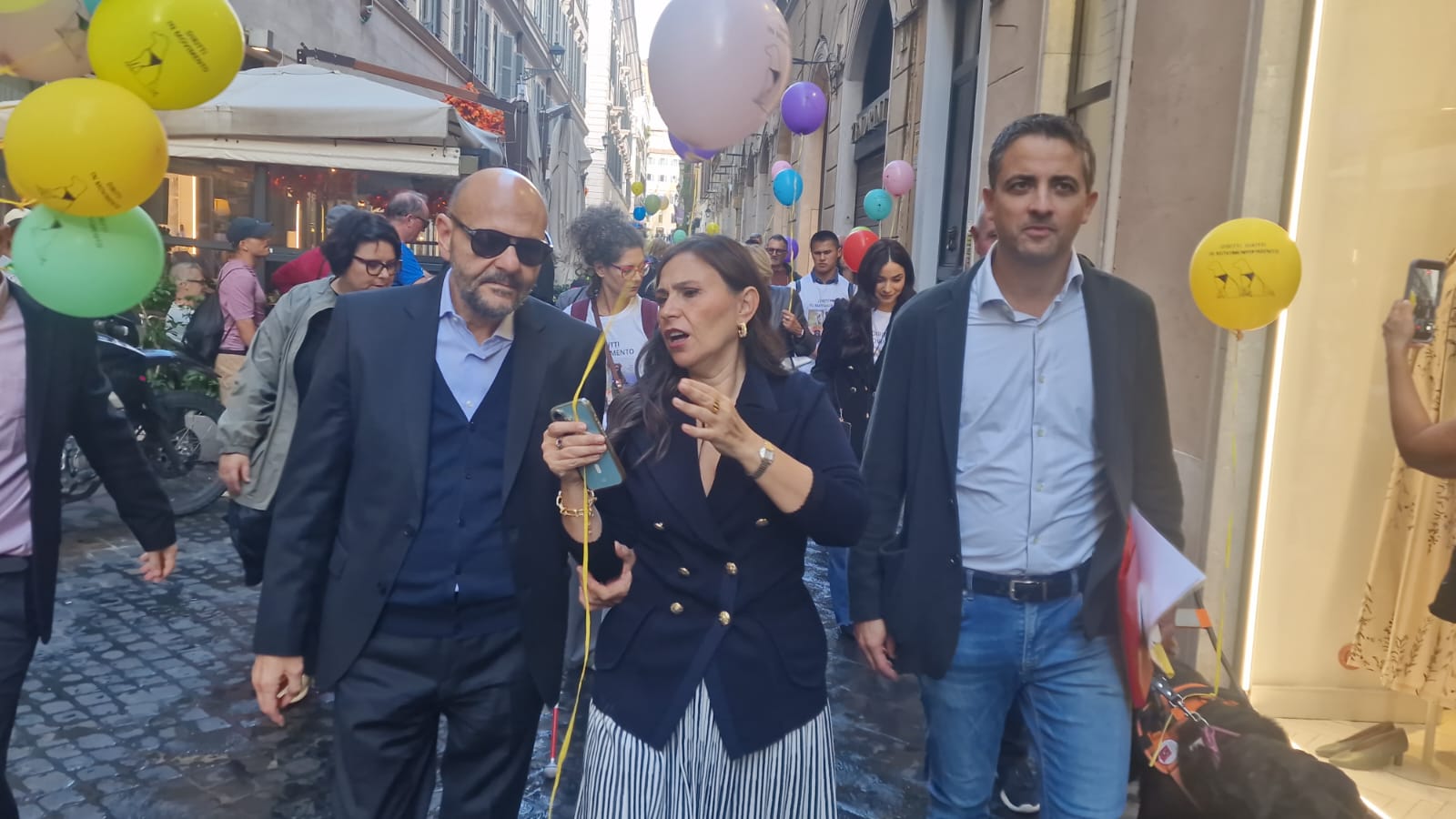 in foto un momento del corteo con il Presidente Barbuto