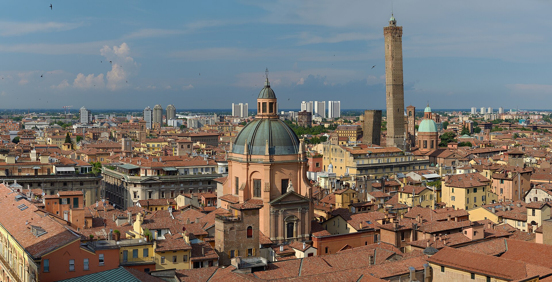 in foto una panoramica bologna dall'alto
