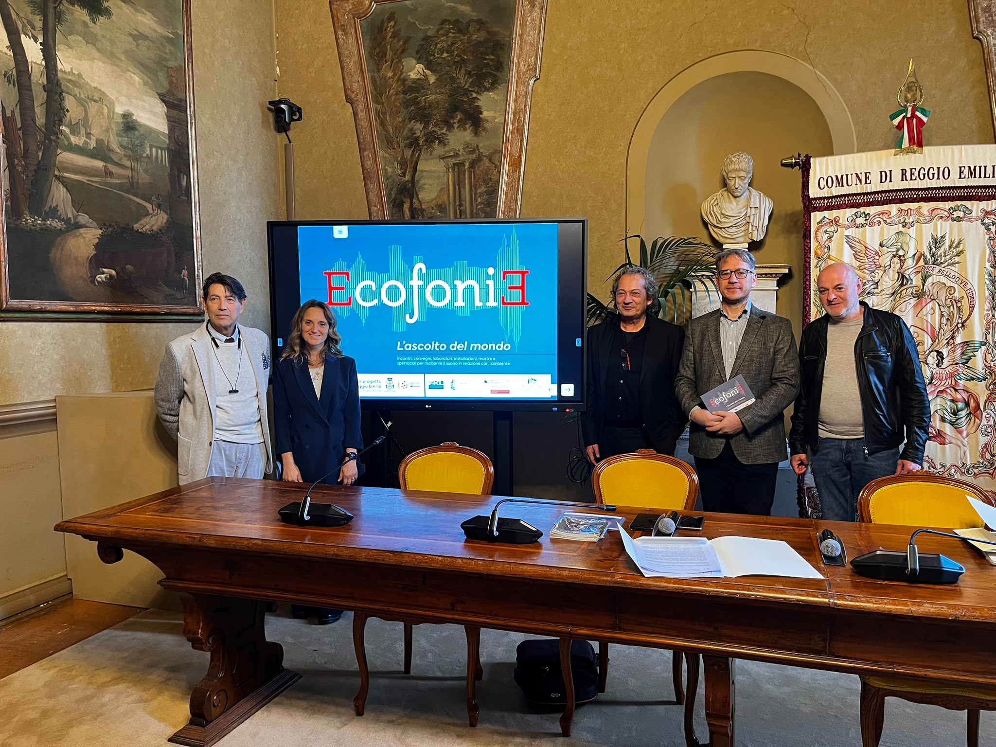 Un progetto dedicato all'ecologia dei sensi e alla riscoperta del paesaggio sonoro urbano con percorsi esperienziali a occhi chiusi per riappropriarsi dello spazio pubblico.