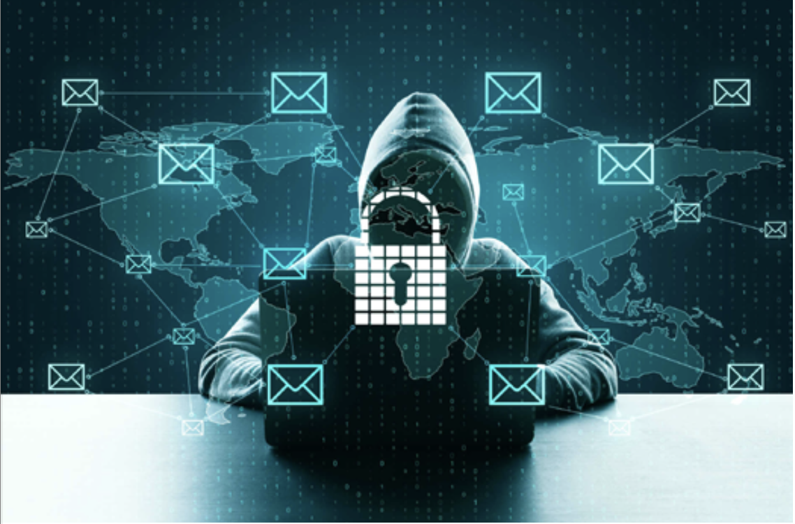 L'immagine raffigura una figura incappucciata seduta davanti a un computer portatile. Al centro è presente l'icona di un lucchetto chiuso. L'insieme visivo evoca i temi della sicurezza informatica e della minaccia di attacchi hacker su scala globale. 
