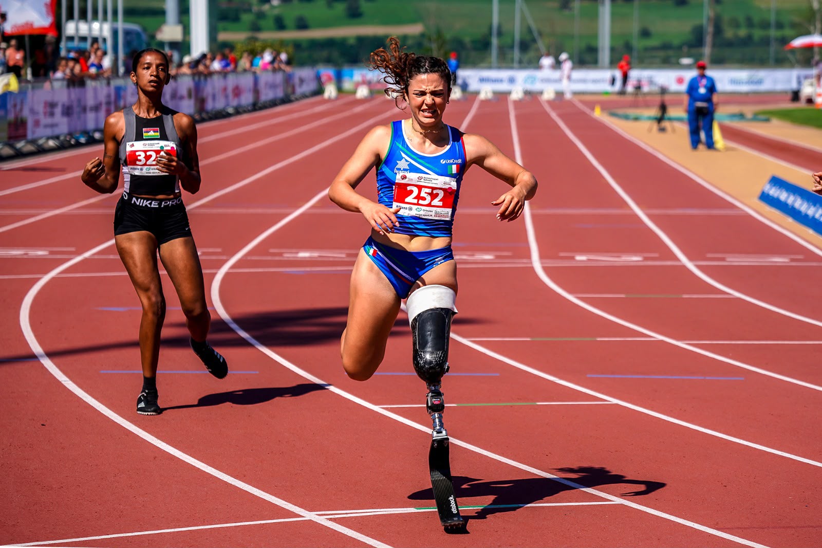 in foto una atleta paralimpica