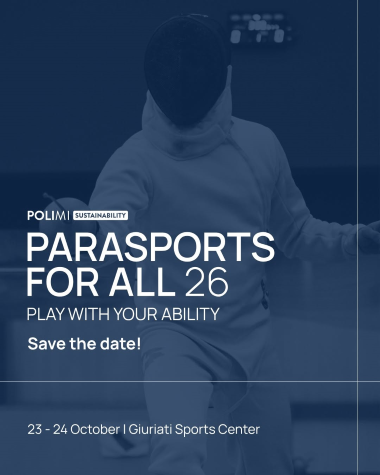 Manifesto promozionale monocromatico blu dedicato all’evento. Al centro un atleta di scherma paralimpica in attacco. I: È presente il logo dell'università POLIMI affiancato dalla dicitura SUSTAINABILITY. Al centro le scritte "PARASPORTS FOR ALL 26", "PLAY WITH YOUR ABILITY" "Save the date!". In basso "23 - 24 October | Giuriati Sports Center"